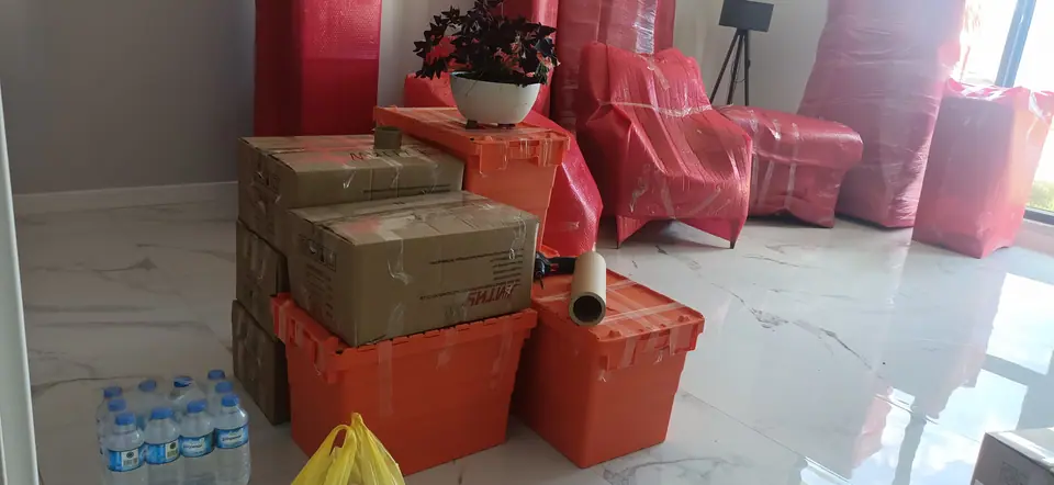 Sırma Nakliyat taşınma hazırlığında koruyucu ambalajla paketlenen mobilyalar ve eşyalar