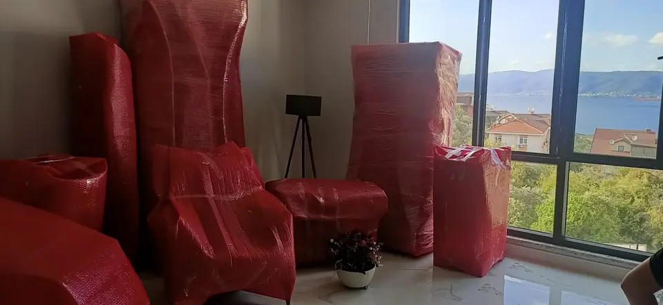 Sırma Nakliyat taşınma hazırlığında koruyucu ambalajla paketlenen mobilyalar ve eşyalar
