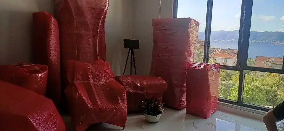 Sırma Nakliyat taşınma hazırlığında koruyucu ambalajla paketlenen mobilyalar ve eşyalar