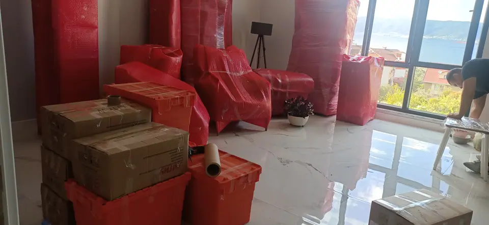 Sırma Nakliyat taşınma hazırlığında koruyucu ambalajla paketlenen mobilyalar ve eşyalar
